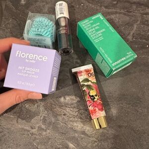 Beauty bundle NEW stocking stuffer bundle - Hit Snooze Lip Mask, real her lip 👄